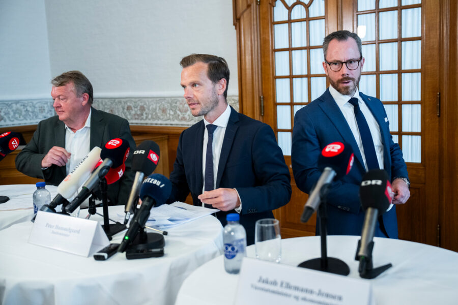 Den danska regeringen föreslår att koranbränningar ska förbjudas i Danmark, meddelar justitieminister Peter Hummelgaard (mitten).