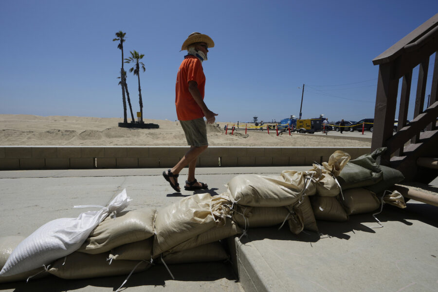 Sandsäckar skyddar ett hus i Seal Beach, Kalifornien, inför orkanen Hilary.
