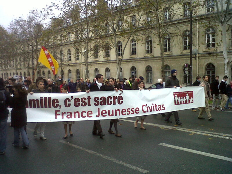 Homofobisk demonstration i Paris av högerextrema katolska ultratradionalister.