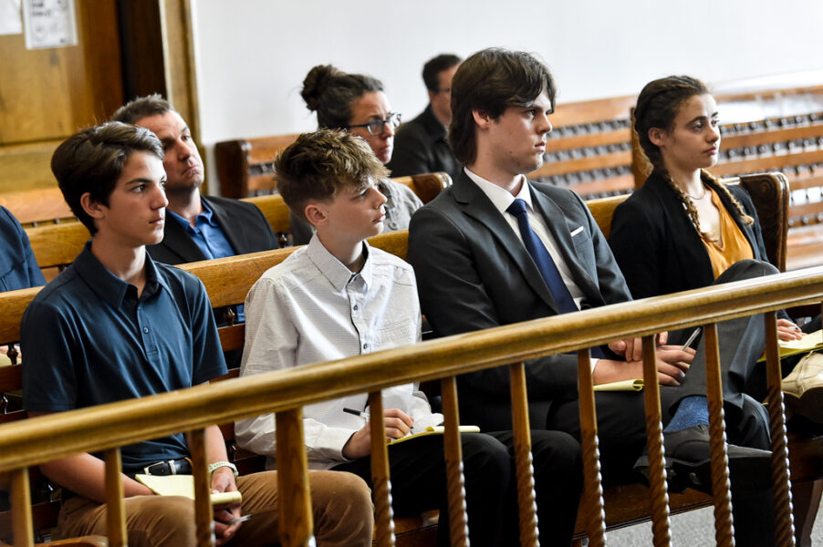Unga målsägande lyssnar på rättegången i staden Helena, Montana i USA.