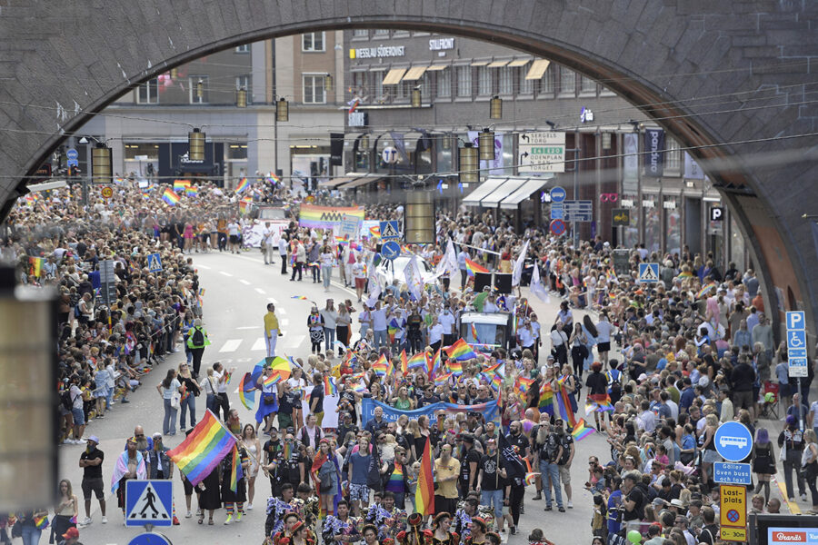 Deltagare passerar Kungsgatan under 2022 års Prideparad i Stockholm.