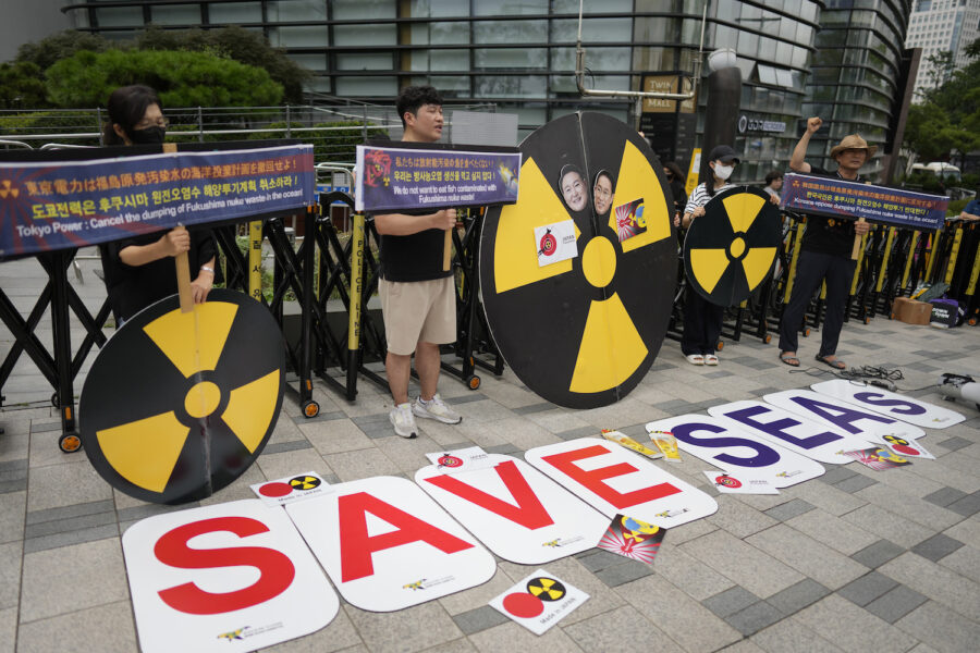 Demonstranter i Seoul i Sydkorea protesterade under tisdagen mot Japans nära förestående plan på utsläpp av Fukushimas kylvatten i Stilla havet.