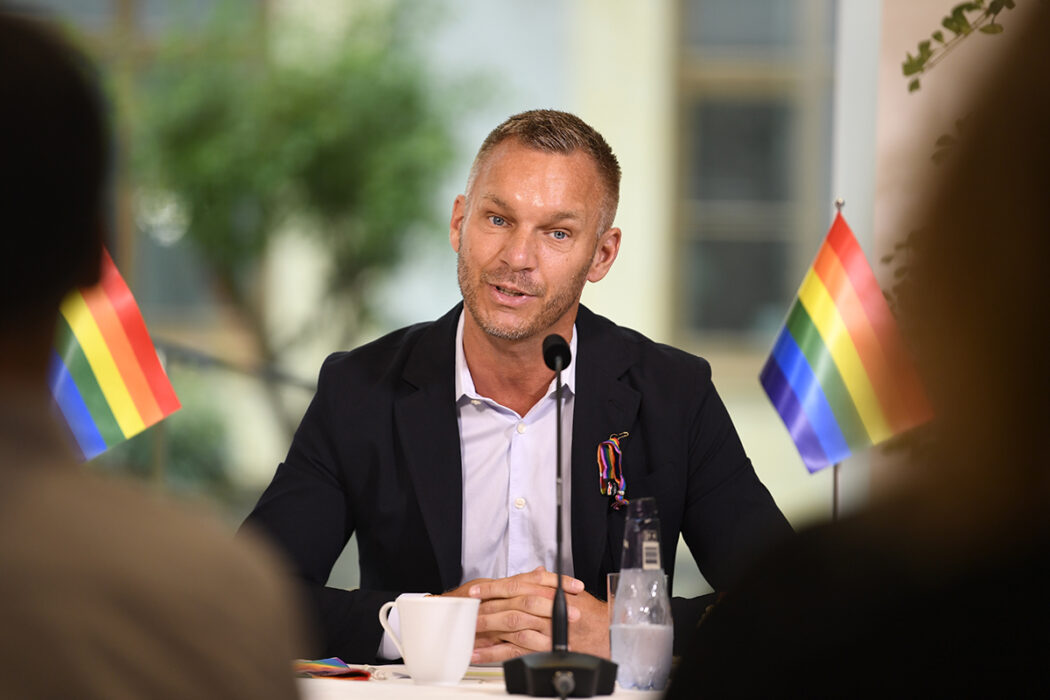 Civilminister Erik Slottner (KD) vid regeringens sommarfika med journalister.
