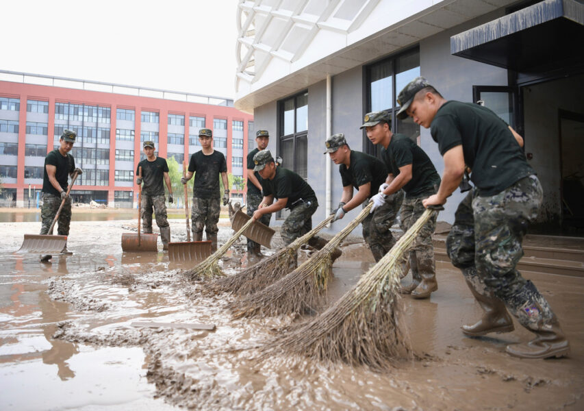 Polisen städar upp efter översvämningar i Hebei-provinsen.