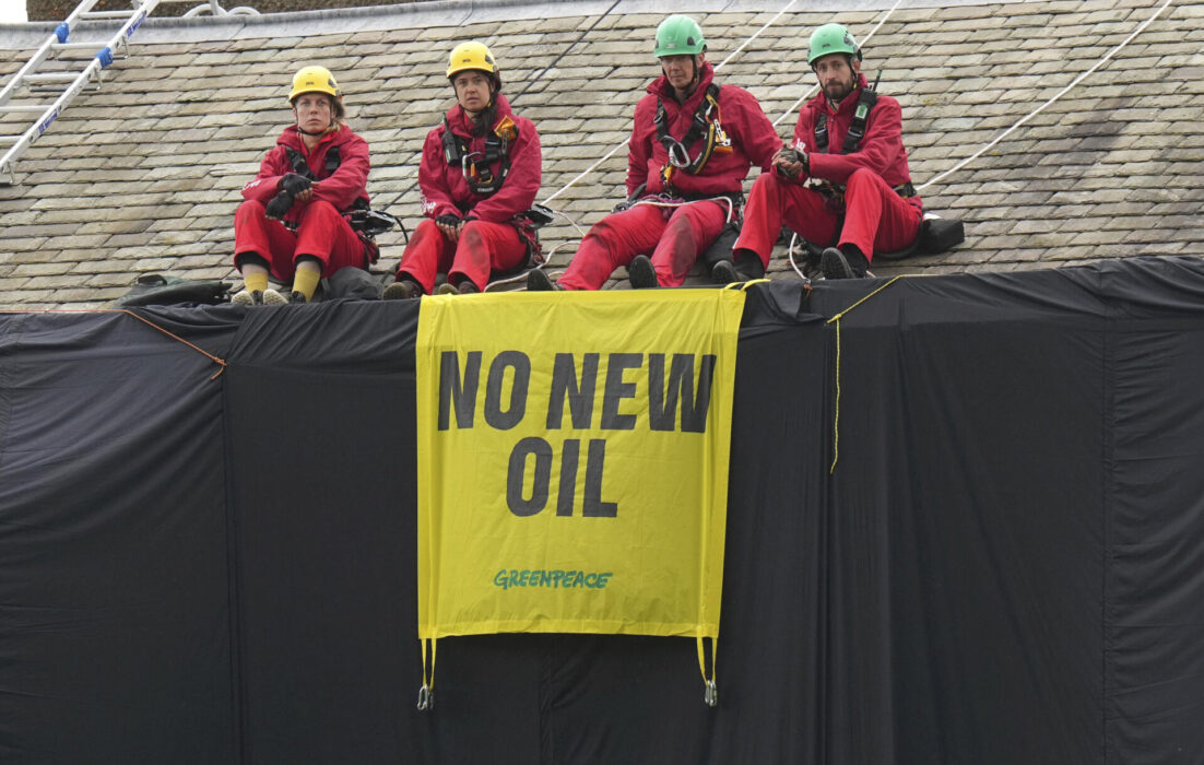 Den brittiske premiärministern Rishi Sunaks hem har täckts med 200 meter svart tyg - i protest mot regeringens energipolitik.