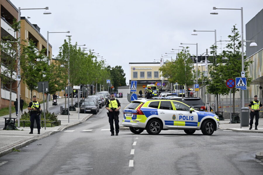 Polis på plats vid en planerad koranbränning i Rinkeby.