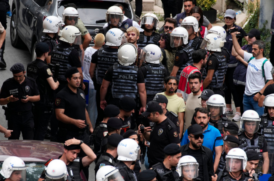 Personer som deltar i en marsch för HBTQ-rättigheter i Istanbul, i juni i år, grips av polis.
