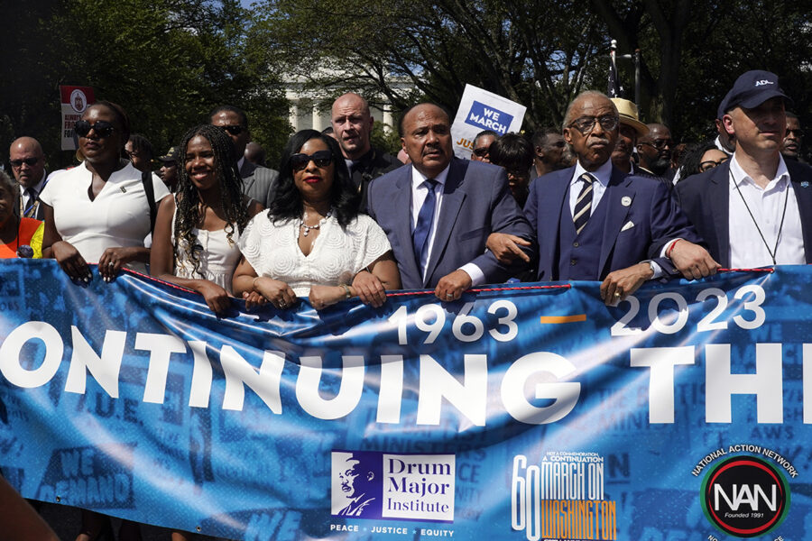 Pastor Al Sharpton, andra från vänster, går tillsammans med Martin Luther King Jr:s son Martin Luther King III, dennes hustru Arndrea Waters King och deras dotter Yolanda King vid lördagens högtidlighållande.