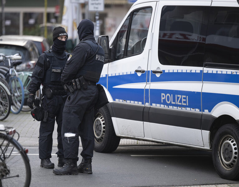 Bild från när polisen slog till i Frankrike i december förra året mot medlemmar i Reichsbürgerrörelsen.