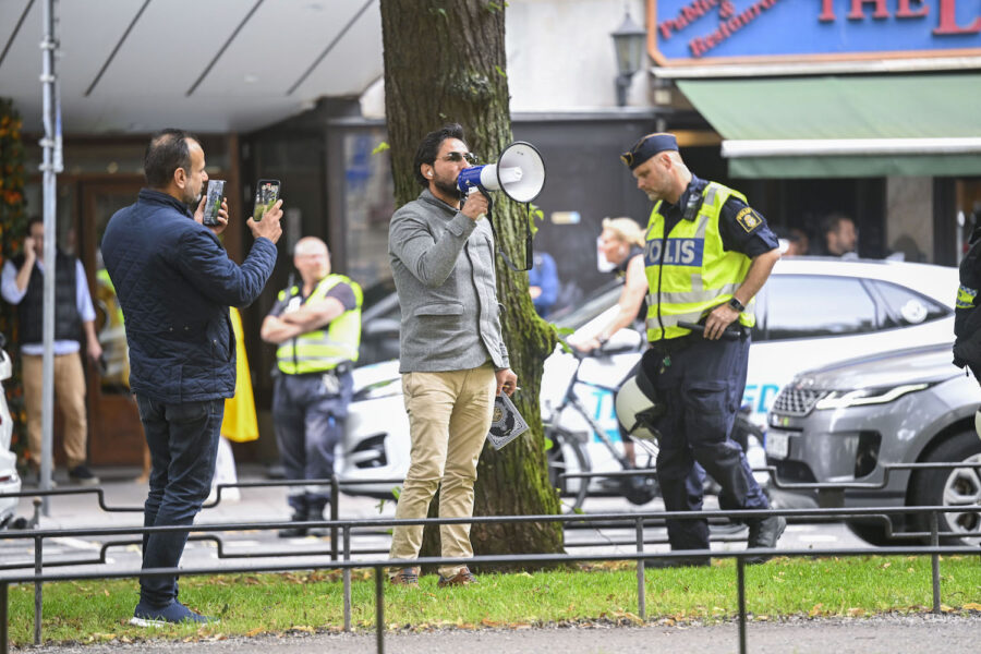 Salwan Momika utanför Pakistans ambassad i Stockholm på måndagen.