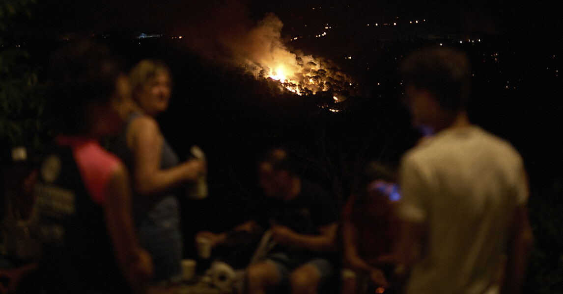 Bränderna runt Medelhavet – här i norra Spanien förra sommaren – hejdar inte turismen.