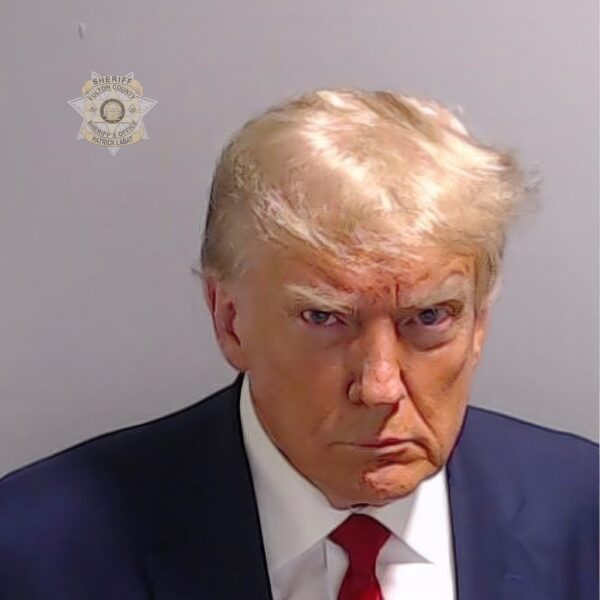 Trumps porträtt (så kallad mug shot), som togs i samband med att han överlämnade sig vid Fulton County Jail i Atlanta, Georgia.