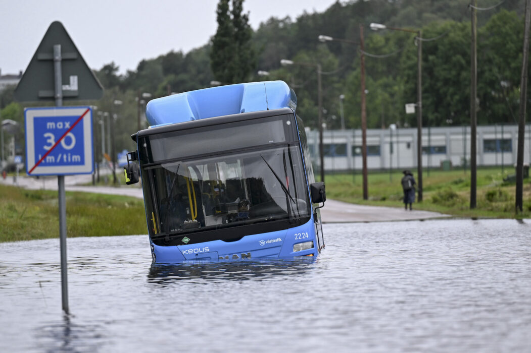 Ovädret har dragit förbi, men översvämningsrisken är kvar på många håll.