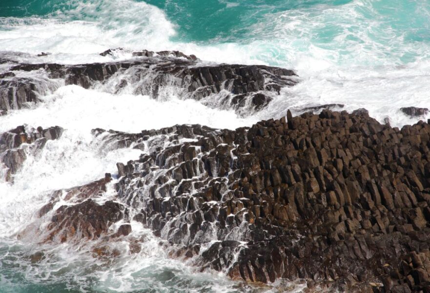 Basalt är en magmatisk bergart av vulkaniskt ursprung.