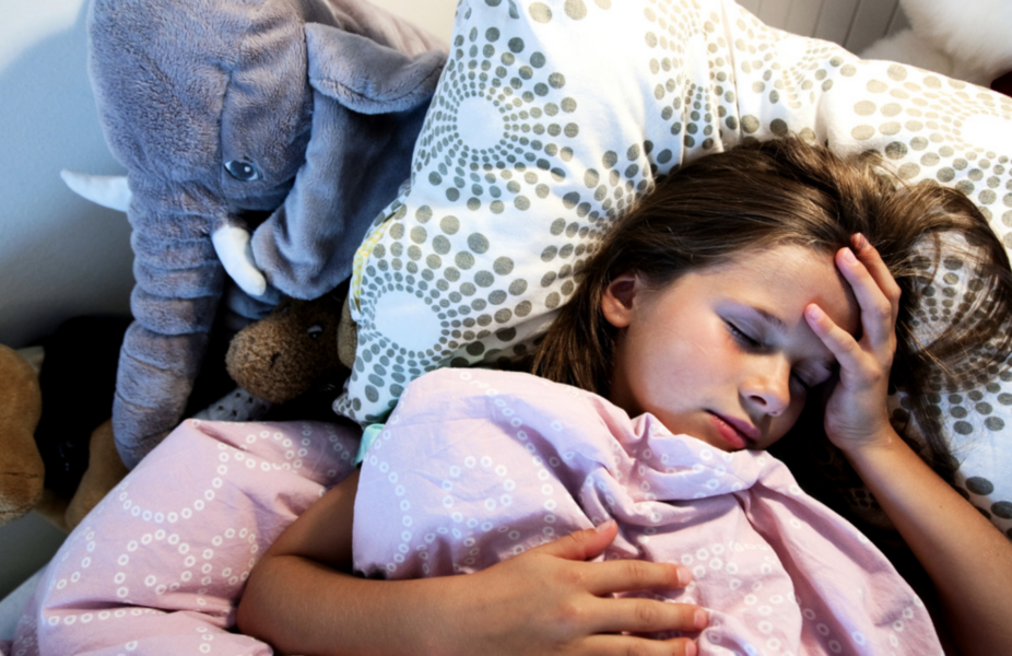 Postcovidsjuka barn drabbas ofta av enorm trötthet och huvudvärk.