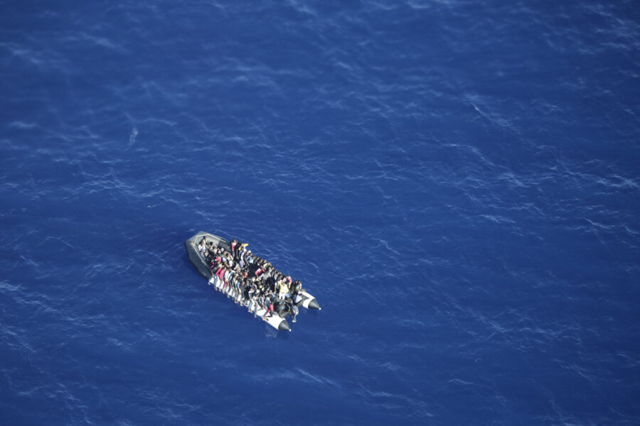 Foto taget från luften av organisationen Sea Watch på migranter som sedan plockas upp och förs tillbaka till Libyen av libysk kustbevakning.