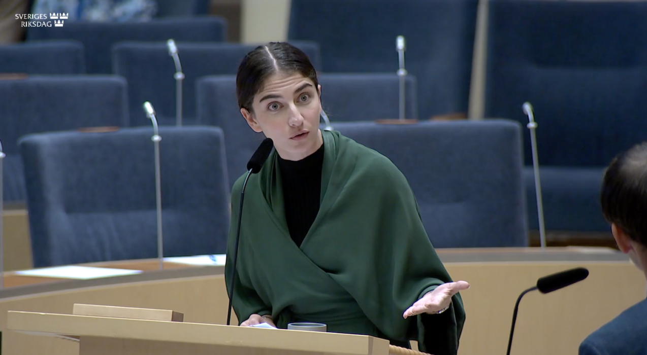 Miljö- och klimatminister Romina Pourmokhtari (L) i debatt med Rickard Nordin (C) om vems ansvaret är för att renovera VA-systemet och vattenledningar.