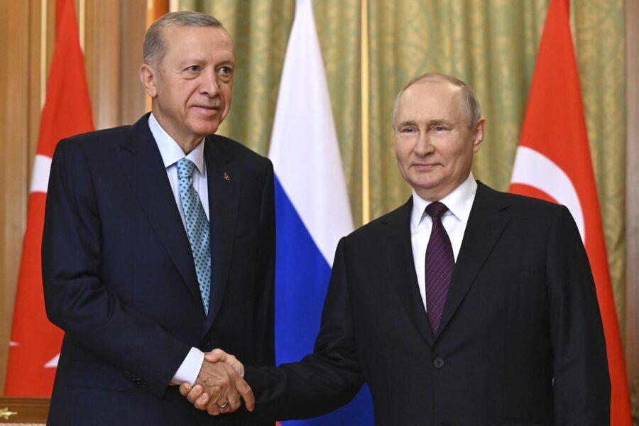 Turkiets president Recep Tayyip Erdogan och Rysslands president Vladimir Putin möts i Ryssland för att diskutera spannmålsavtalet.