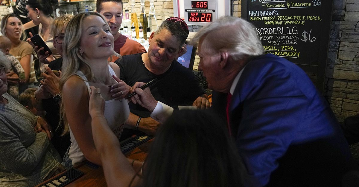 Donald Trump skriver en autograf på ett av sina fans på Treehouse pub & eatery i Iowa den 20 september.