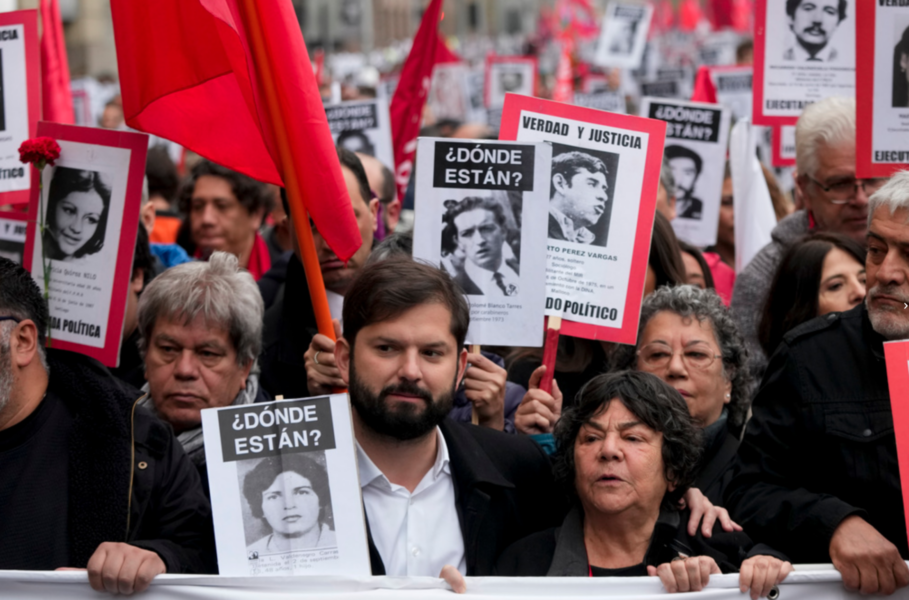 Chiles president Gabriel Boric slöt sig till sorgemarschen över militärdiktaturens offer efter kuppen för 50 år sedan.
