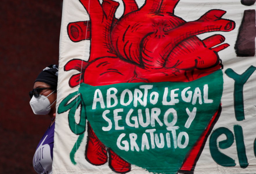 En kvinna demonstrerar för fri abort i Mexiko inför onsdagens beslut.