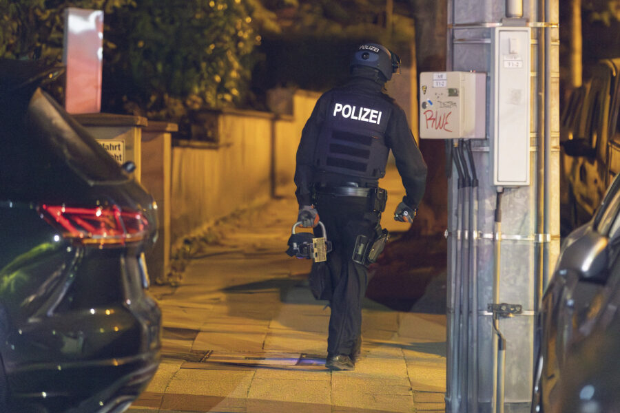 En polis i tyska Essen under tillslaget mot den högerextrema gruppen Artgemeinschaft.