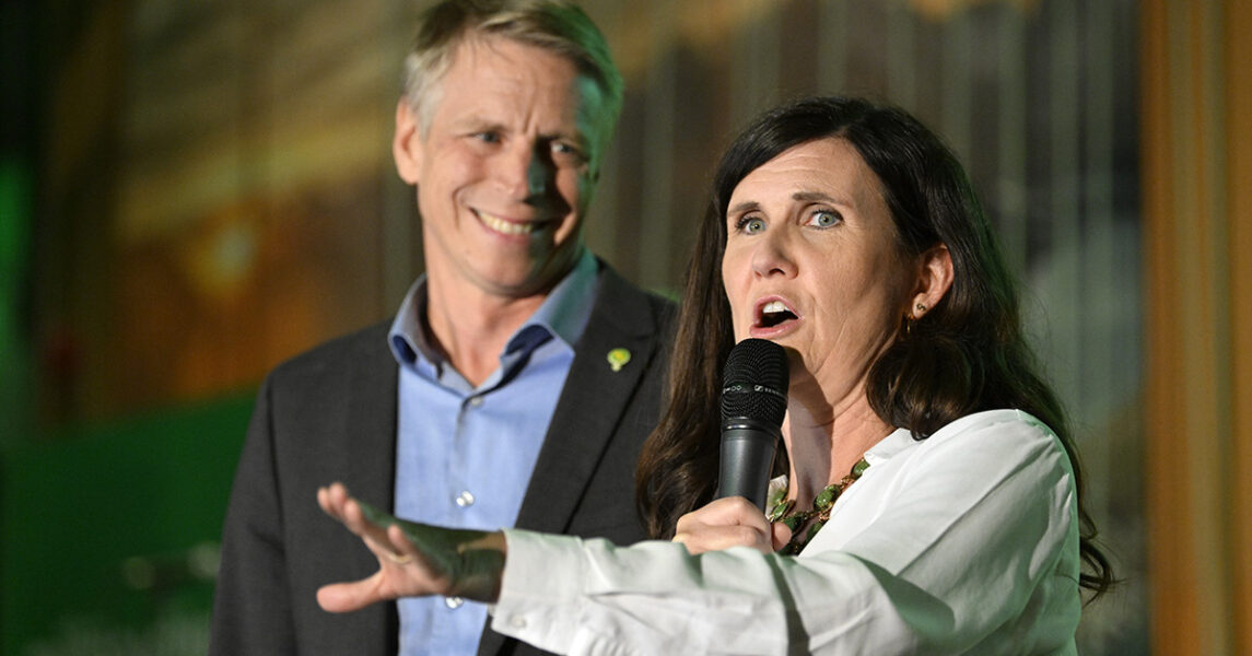 Per Bolund och Märta Stenevi gläder sig åt stigande siffror för Miljöpartiet på valvakan 2022.