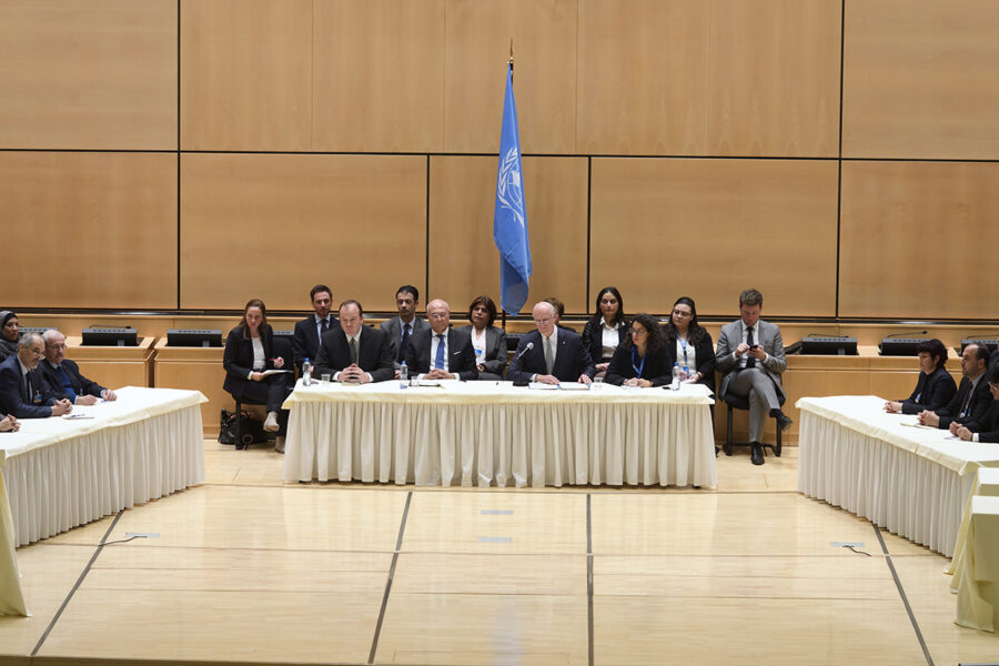 Staffan de Mistura (andra från höger) förhandlar för Syrien i FN 2017.