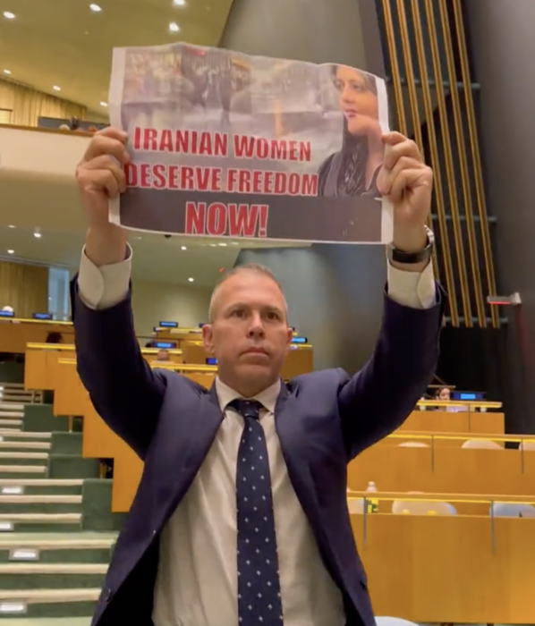 På bilden stod med röd text "Iranska kvinnor förtjänar frihet nu".