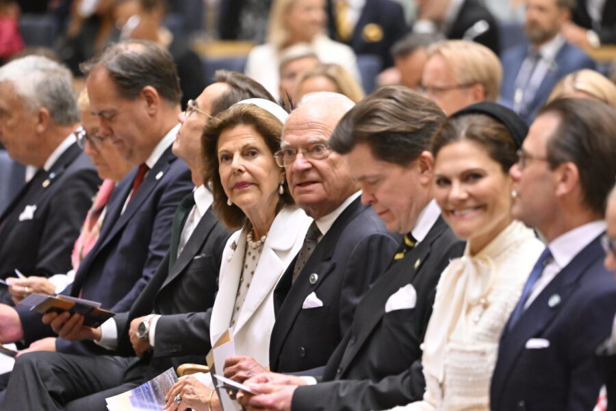 Kungen tillsammans med drottning Silvia, talman Andreas Norlén och statsminister Ulf Kristersson.
