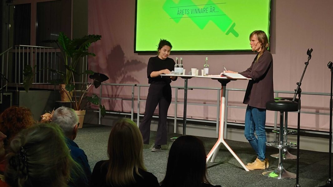 Nastaran Zargari presenterar vinnaren av svenska Greenwashpriset på Bokmässan i Göteborg.