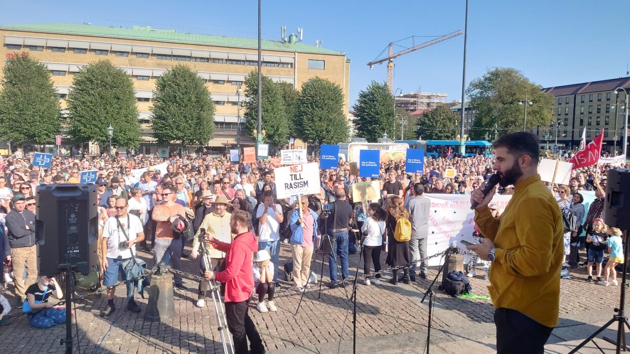Konferencier Bryar Rashid (höger) upprepade flera gånger budskapet "vi anger inte" till publiken som skanderade samma ord tillbaka.
