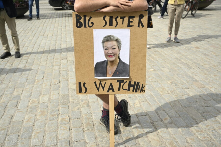 Plakat med bild på EU-kommissionär Ylva Johansson och texten "Big sister is watching" på en demonstration i Stockholm i maj 2023.