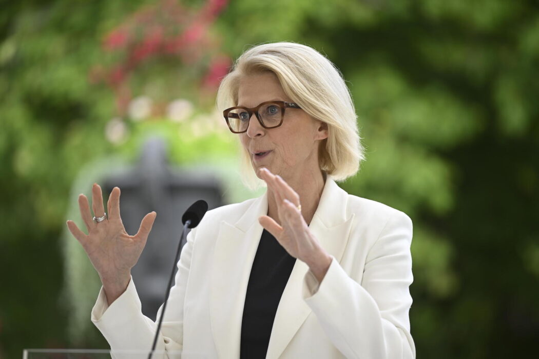 Finansminister Elisabeth Svantesson (M) meddelar att det inte blir någon höjning av brytpunkten för statlig inkomstskatt detta år.