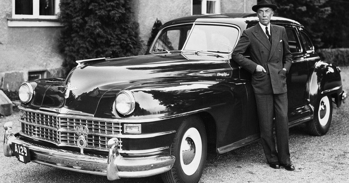 Greve Folke Bernadotte poserar framför sin nya bil 1946.