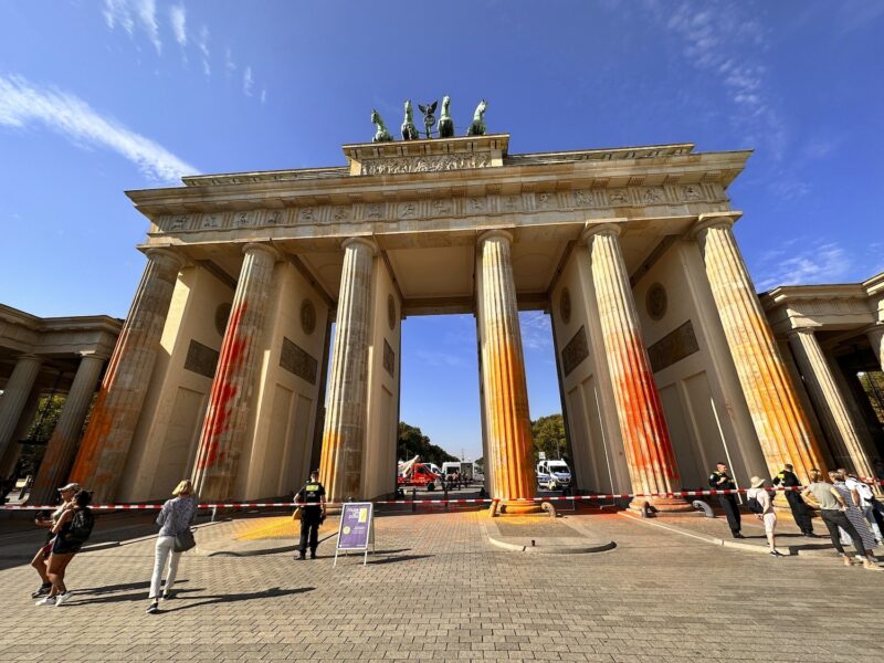 Brandenburger Tor i Berlin har spärrats av efter klimataktionen.