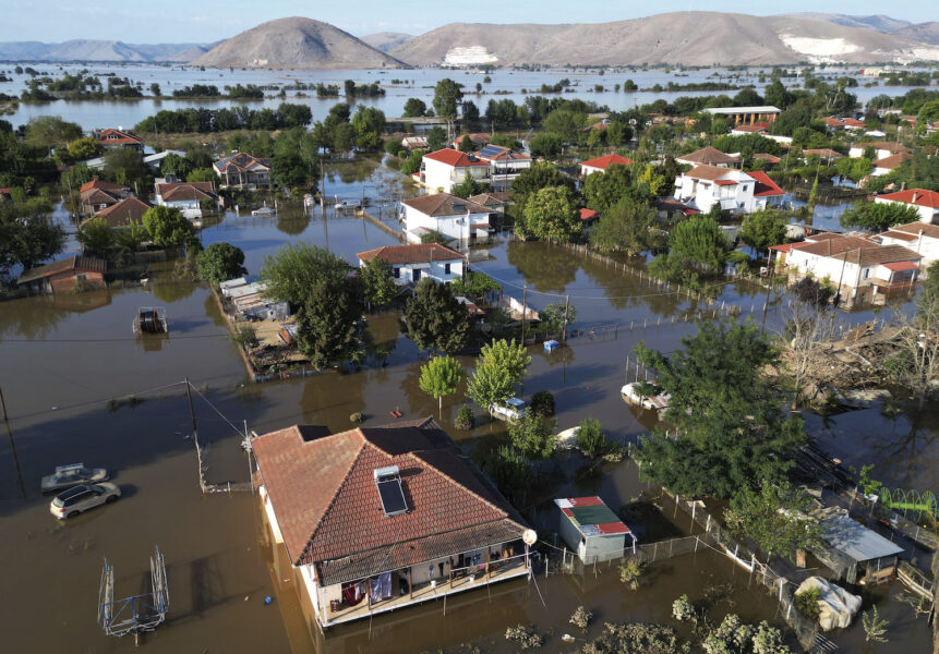Översvämningar och lera täcker staden Palamas i mellersta Grekland.