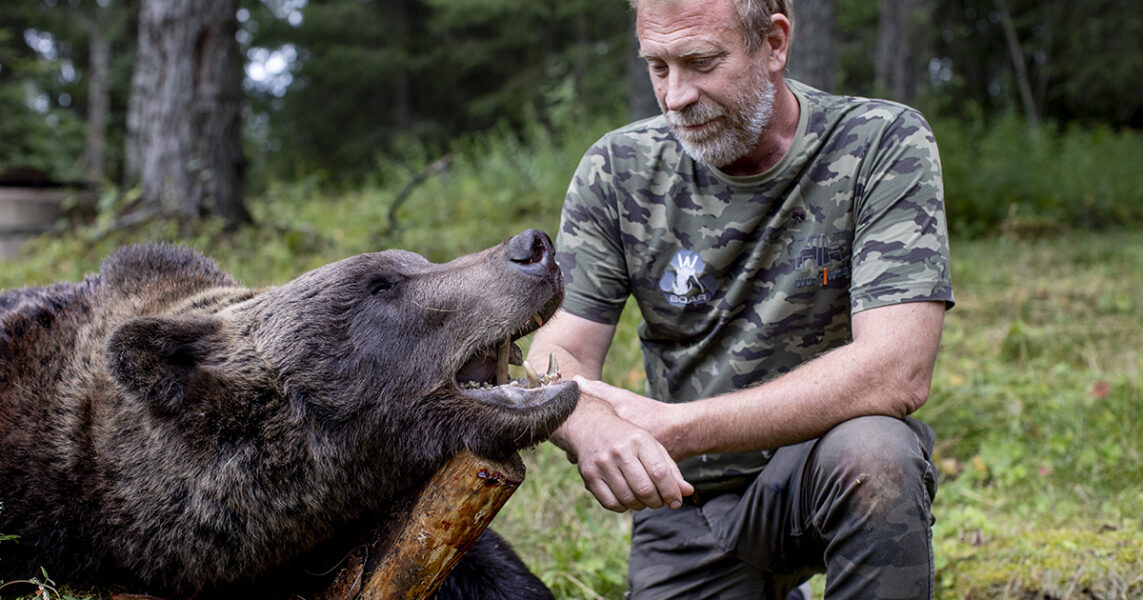 Patrik Nilsson har dödat sin första björn – han känner ”glädje, lycka, men samtidigt en smula sorgsenhet”.