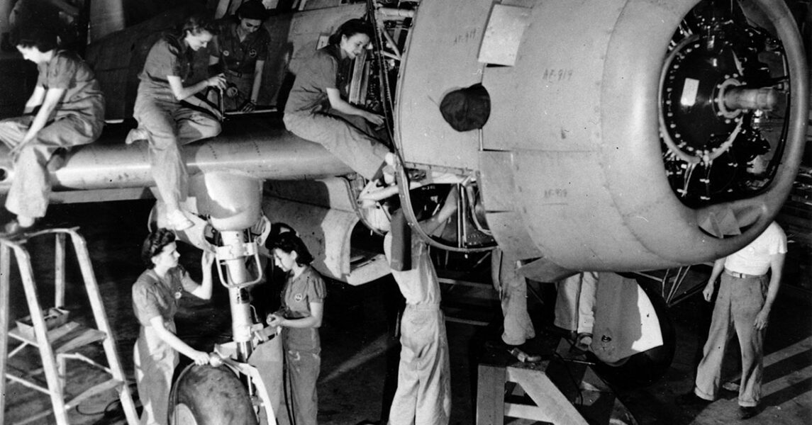 Kvinnor bygger bombplan på en fabrik i Tennessee 1942.