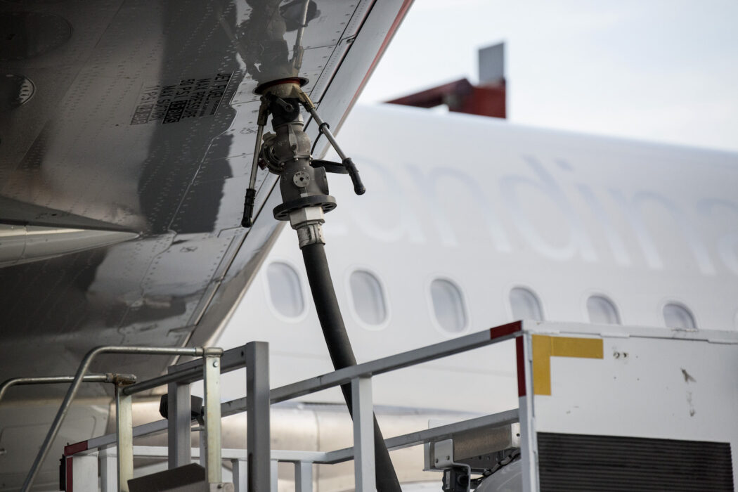 Ett flygplan tankas med biobränsle.