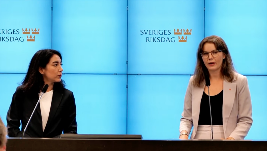 Skärmdump från socialdemokraternas pressträff med Ida Karkiainen och Lawen Redar om mediestödet.
