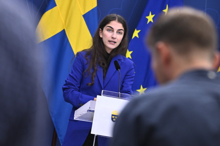 Klimat- och miljöminister Romina Pourmokhtari (L) på en pressträff om regeringens klimatsatsningar för 2024.