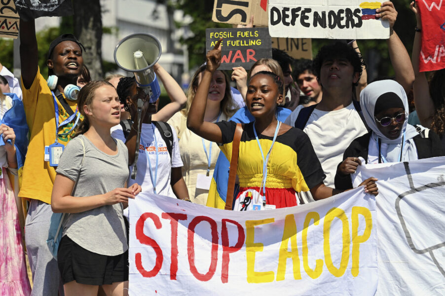 Greta Thunberg och klimataktivisten Patience Nabukalu från Uganda protesterar mot den planerade oljeledningen EACOP, som ska sträcka sig mellan västra Uganda, genom Tanzania till Indiska oceanen.