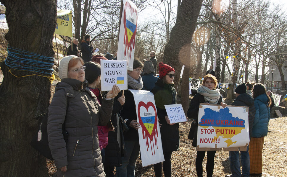 Demonstration utanför ryska ambassaden i Stockholm mars 2022.