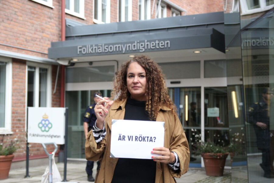 Hälso- och sjukvårdspersonal samt forskare aktiva i Extinction Rebellion rökte under dagen cigaretter utanför Folkhälsomyndigheten i Stockholm i protest mot vad man menar är dess otillräckliga hantering av klimat- och miljöfrågor.