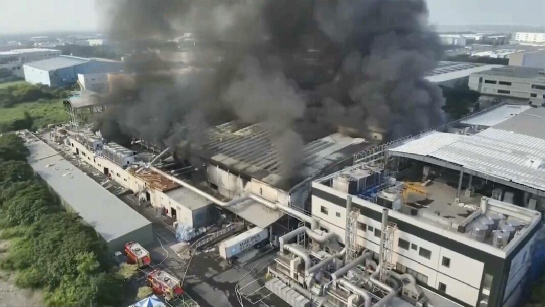 Flera personer fick sätta livet till efter att en brand bröt ut i en fabrik i södra Taiwan.