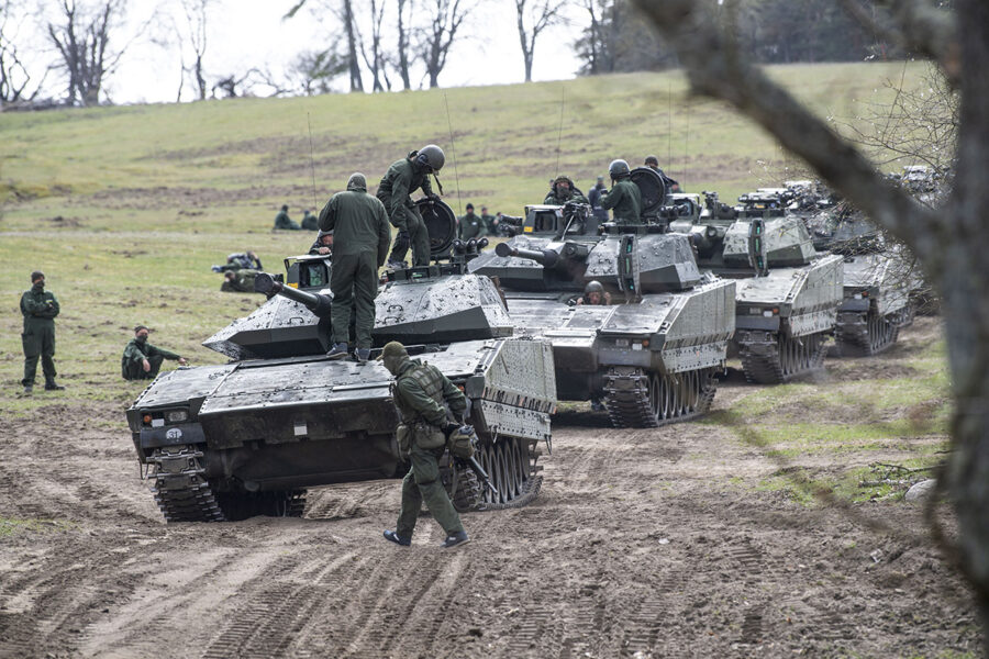 Ukrainska soldater utbildas av svensk militär på stridsfordon 90.