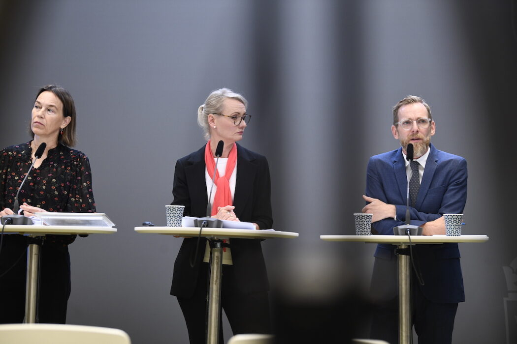 Socialminister Jakob Forssmed (KD), Folkhälsomyndighetens generaldirektör Karin Tegmark Wisell och Socialstyrelsens generaldirektör Olivia Wigzell (längst till vänster) vid pressträffen där de presenterar ett underlag för en kommande nationell strategi inom området psykisk hälsa och suicidprevention.