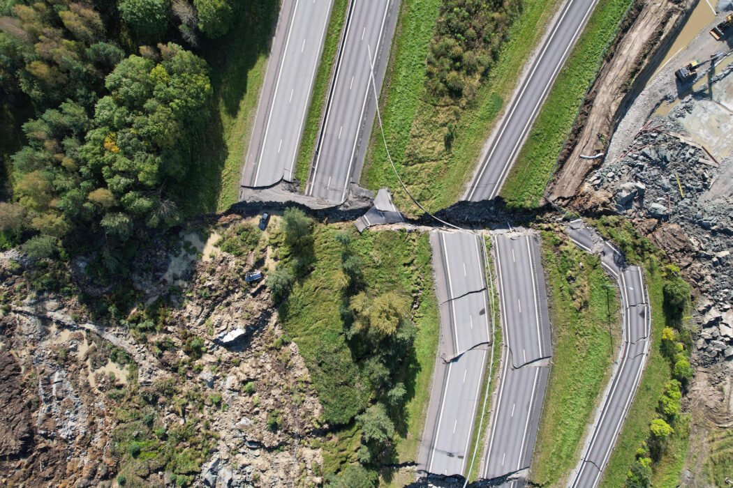 Jordskredet vid E6 i Stenungsund i helgen gjorde att motorvägen bröts av och förflyttades omkring 50 meter.