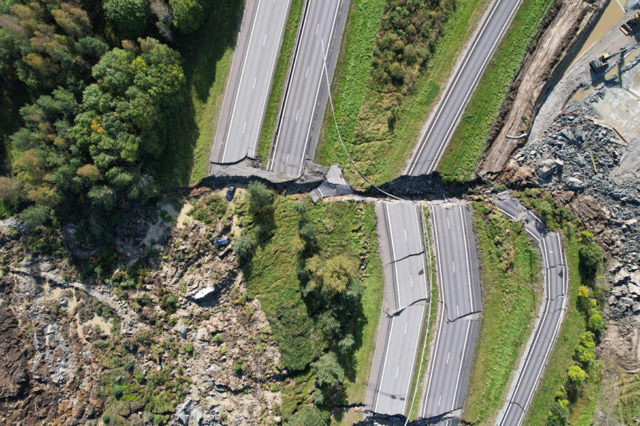  Jordskredet vid E6 i Stenungsund i helgen gjorde att motorvägen bröts av och förflyttades omkring 50 meter.